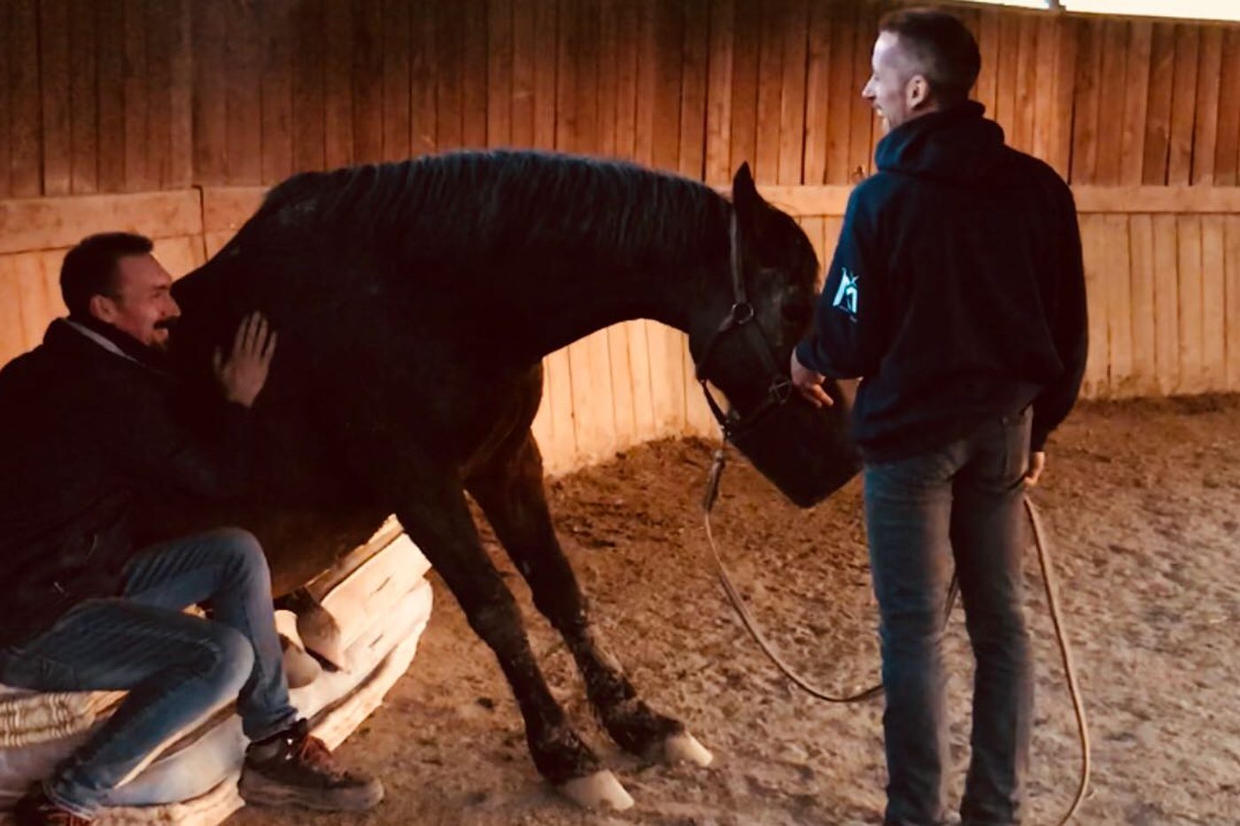 Alberto Alessi e Marco Pagliai in maneggio con un cavallo
