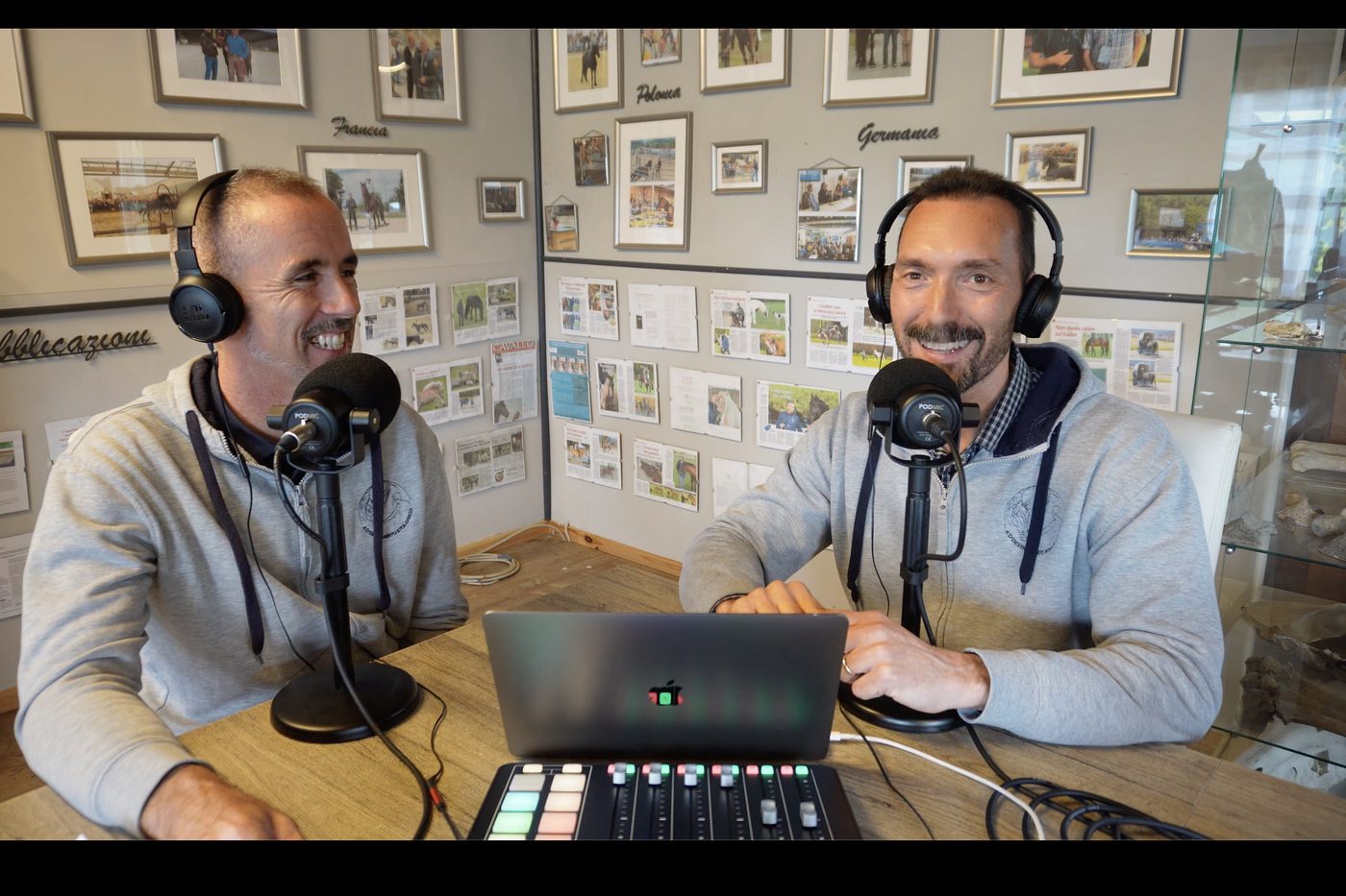 Registrazione di un podcast sulla relazione uomo-cavallo