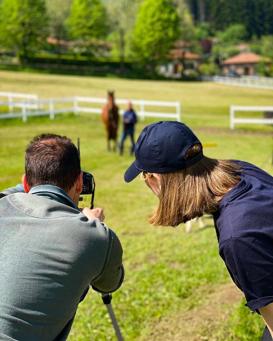 Le riprese del documentario con un cavallo